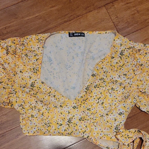 Chic Yellow Floral Set - Picture 2 of 4